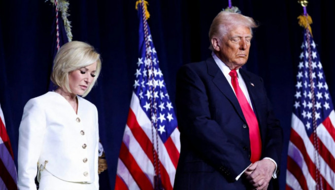 A prosperitás teológiája: dúsgazdag tévéprédikátor lett a Fehér Ház „hitéleti felelőse”